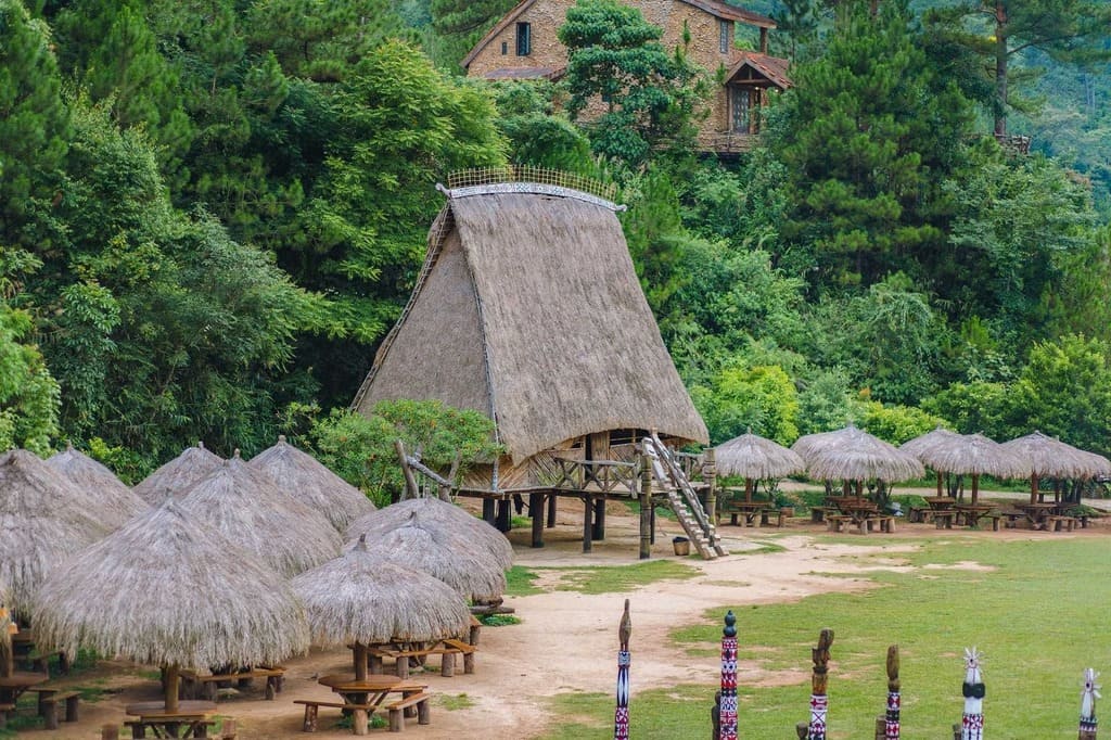 Không gian làng Cù Lần dưới chân núi Langbiang