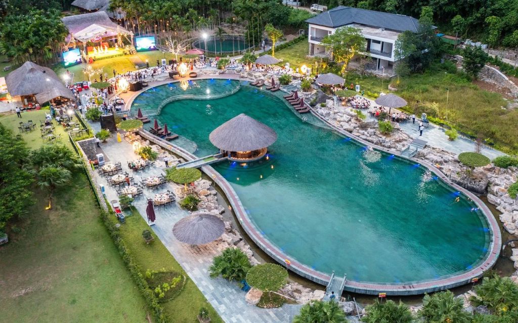 Hồ bơi và khu nghỉ dưỡng tại Thung Nham Resort