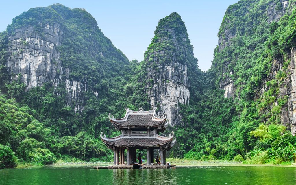 Công trình tâm linh bên dòng nước giữa núi đá tại Tràng An