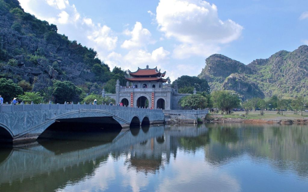 Công trình cổ bên hồ nước tại Cố đô Hoa Lư Ninh Bình