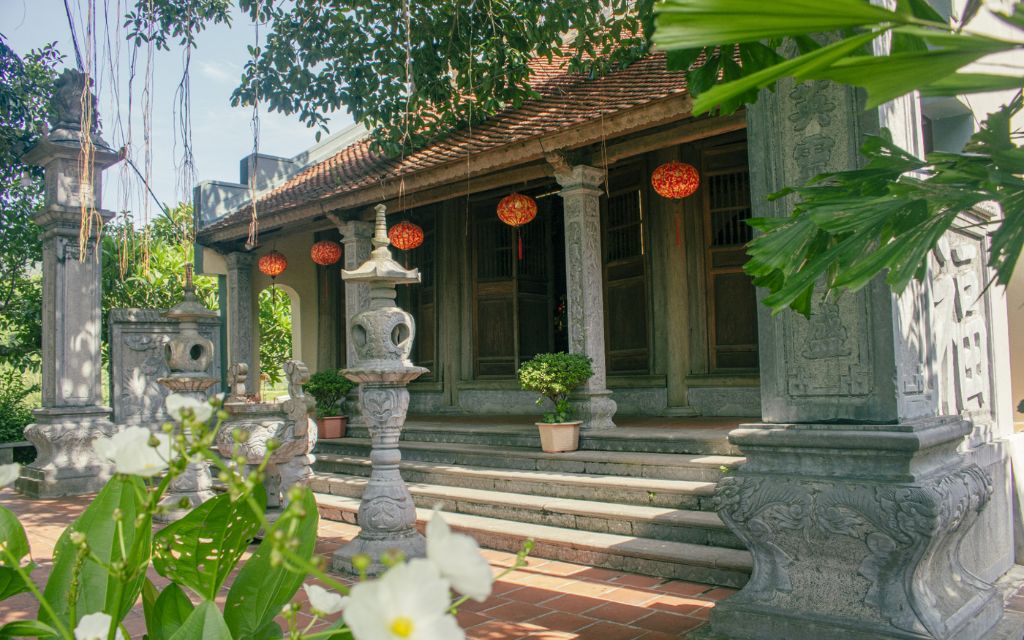 Đền Gối Đại giữa khuôn viên cây xanh tại Thung Nham