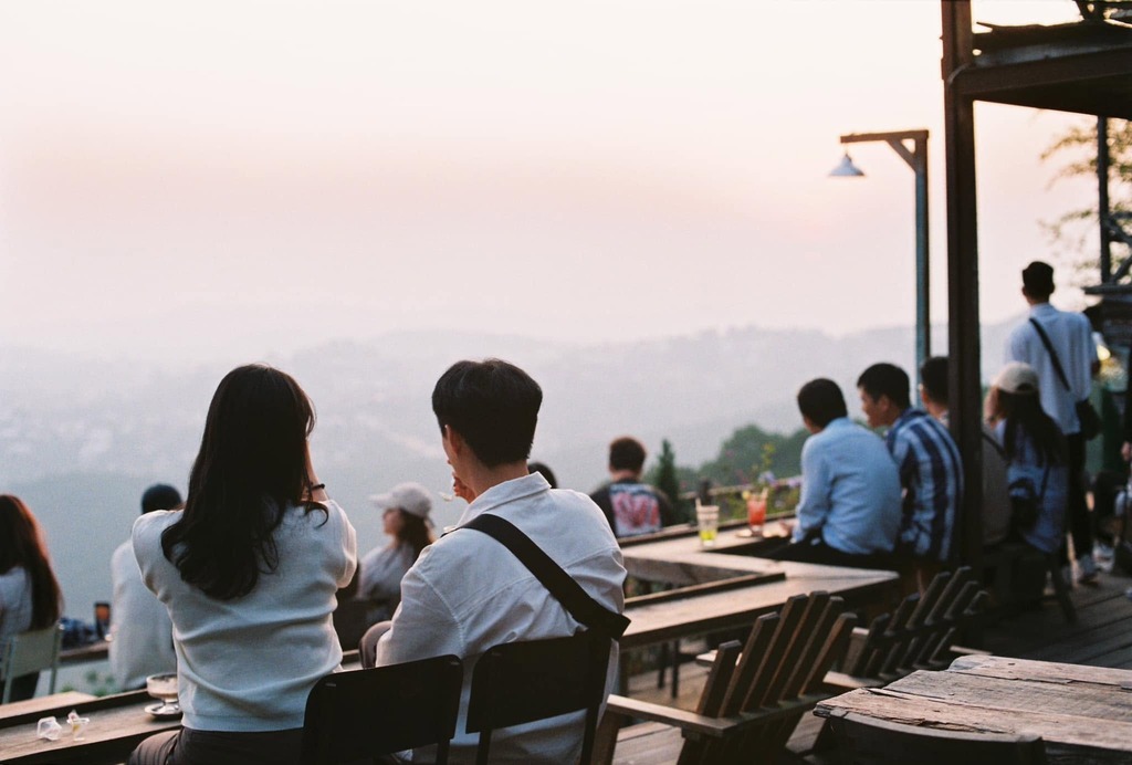 Ban công gỗ ngắm cảnh tại tiệm cà phê Cheo Veooo