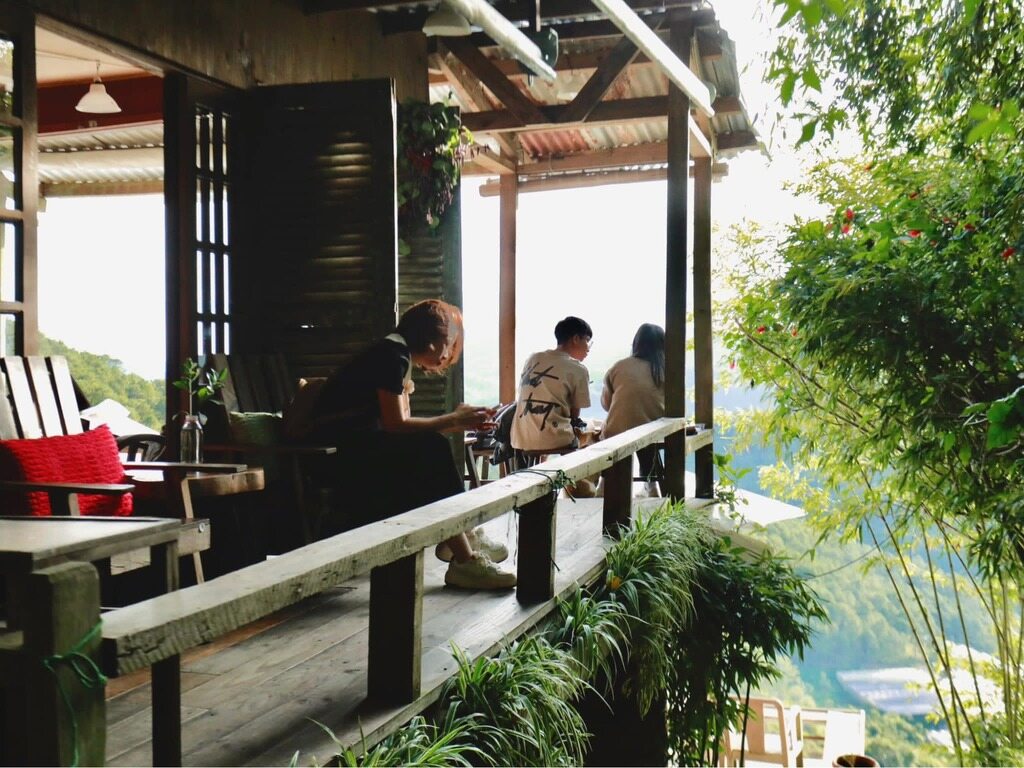 Không gian gỗ mộc mạc bên trong quán Cheo Veooo