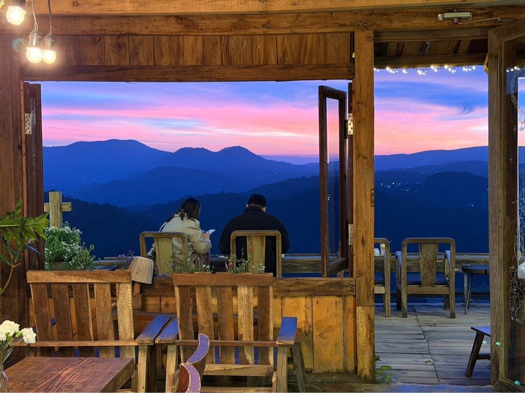 Hoàng hôn rực rỡ tại tiệm cà phê Cheo Veooo Đà Lạt