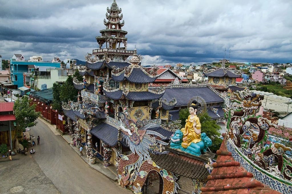 Chùa Linh Phước còn gọi Chùa Ve Chai kiến trúc độc đáo