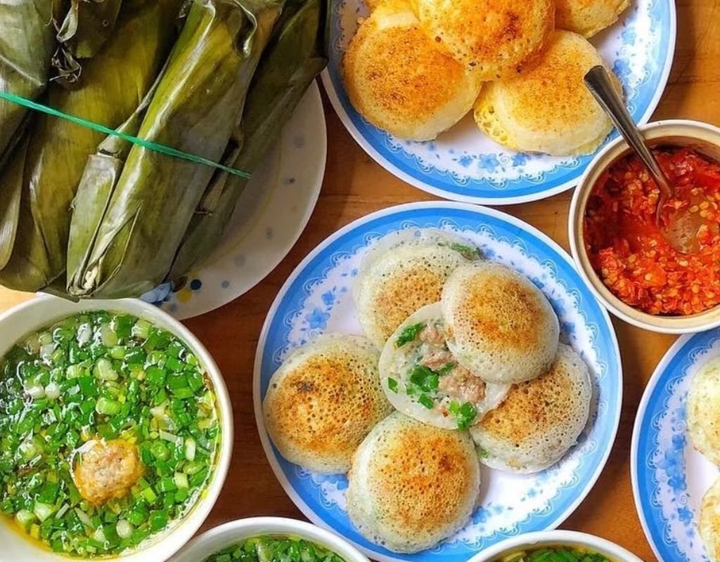 Bánh căn Trại Mát nóng hổi ăn kèm xíu mại