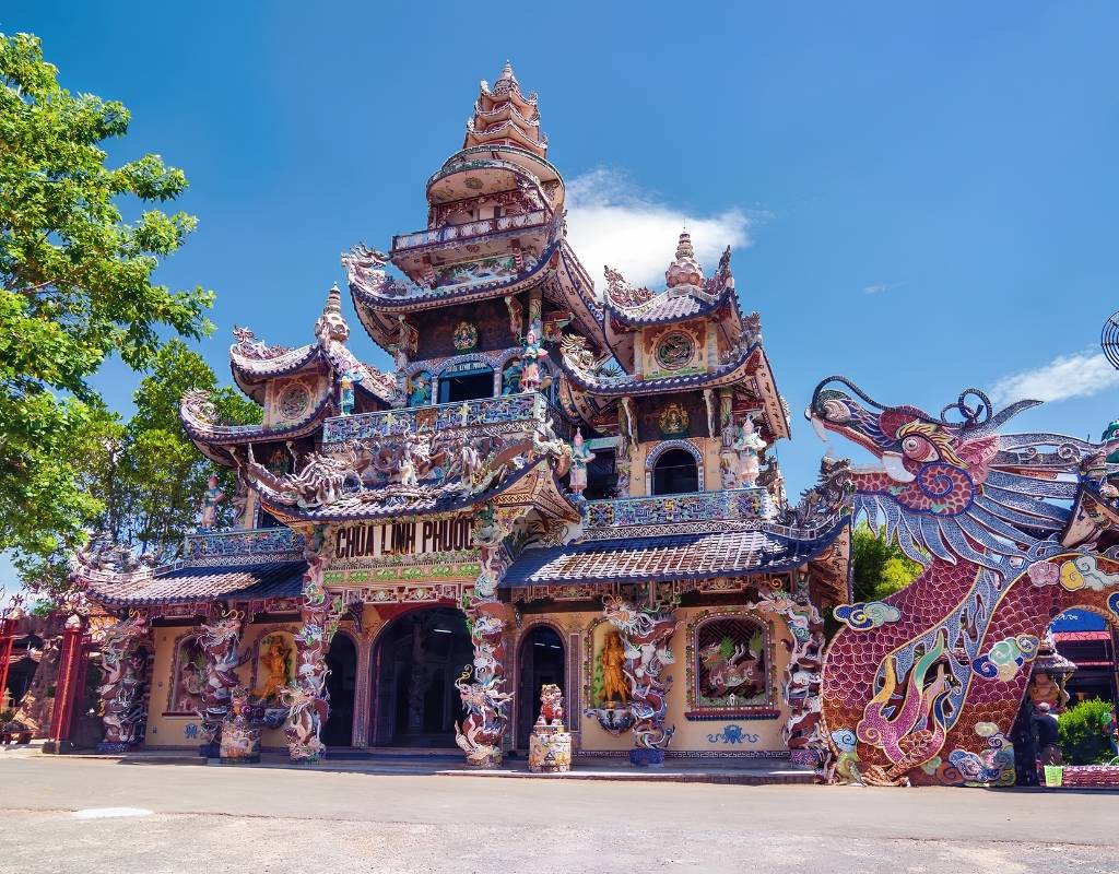 Kiến trúc khảm sành sứ tại Chùa Linh Phước