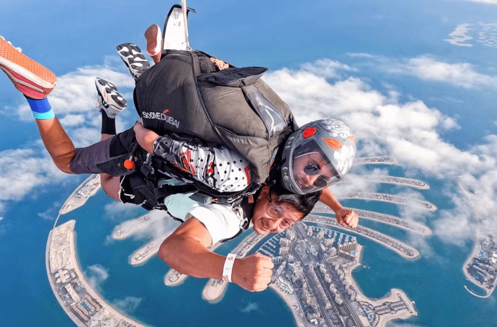 trải nghiệm nhảy dù đôi ở Dubai
