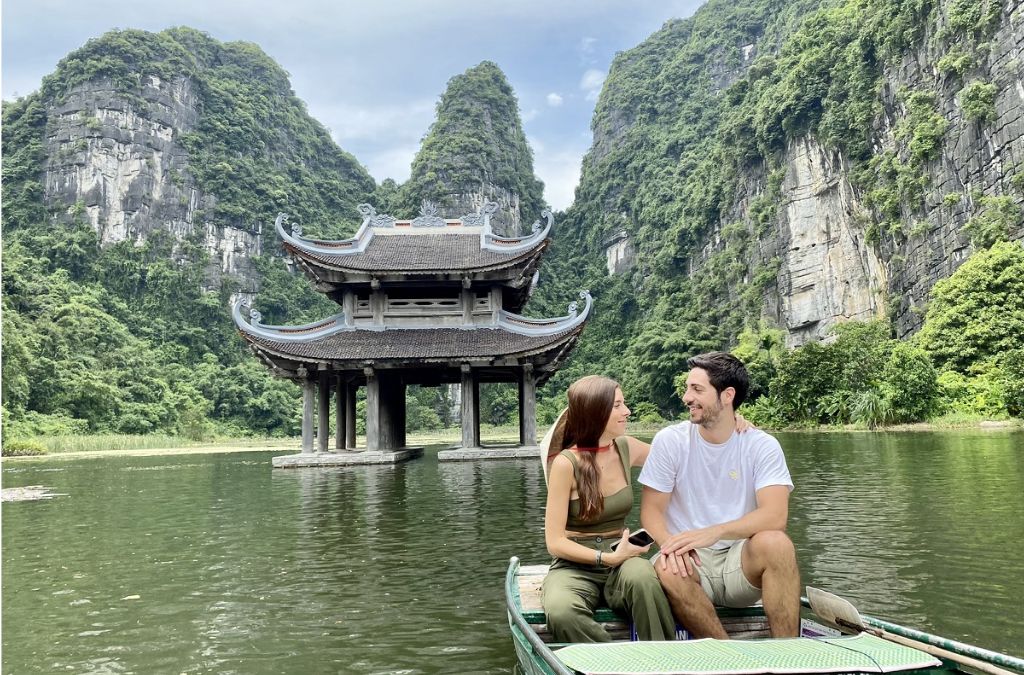Thủy Đình giữa sông nước và núi đá Tràng An