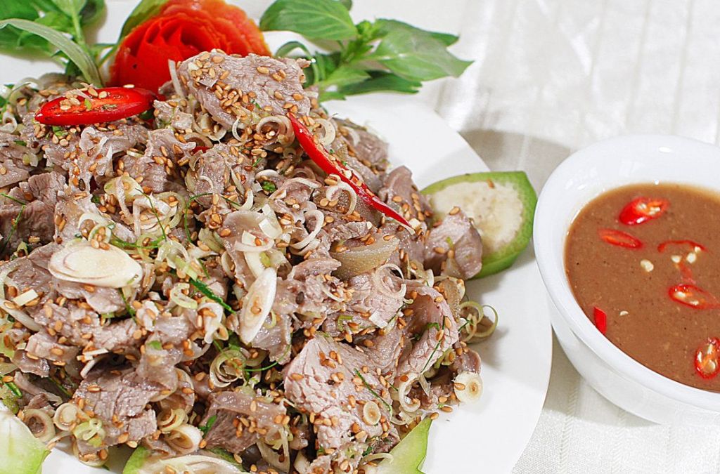 Dê tái chanh Ninh Bình ăn cùng rau và nước chấm