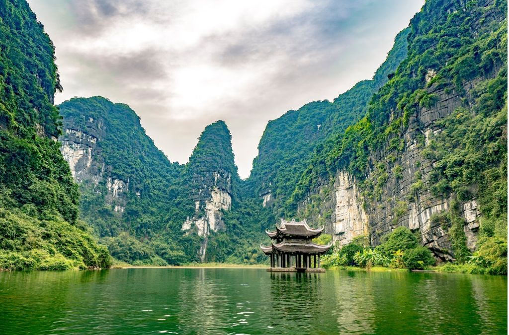 Cảnh sông nước và núi đá vôi tại Tràng An