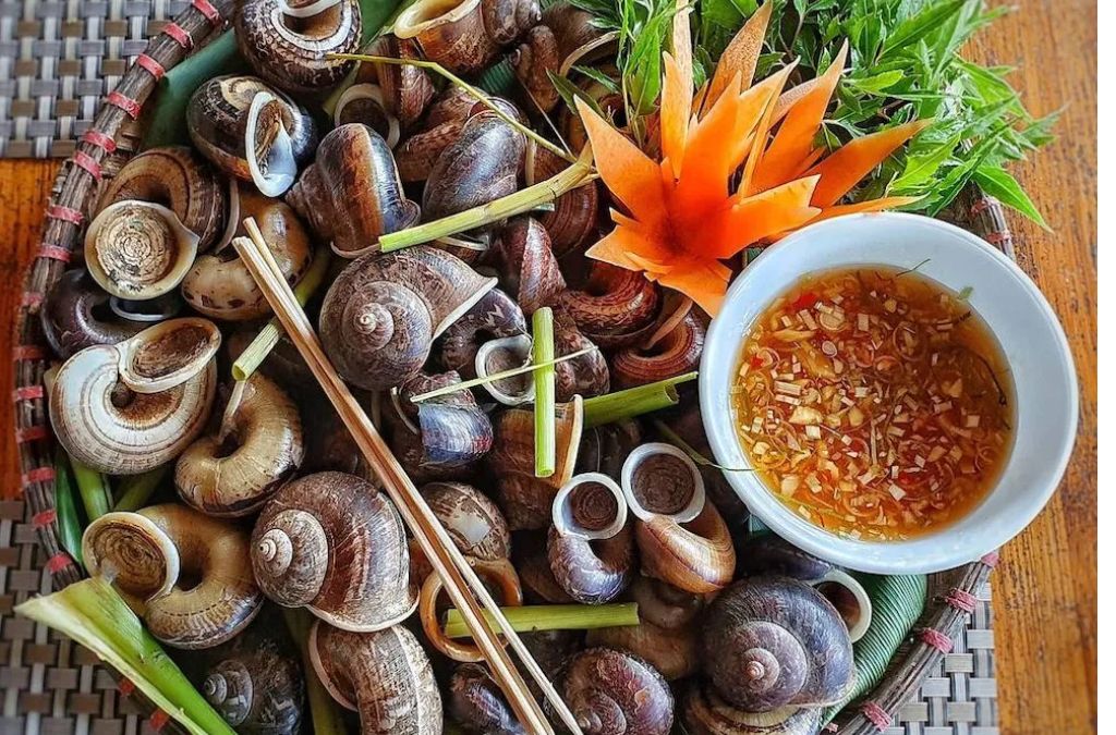 Ốc núi Ninh Bình hấp ăn cùng nước mắm gừng
