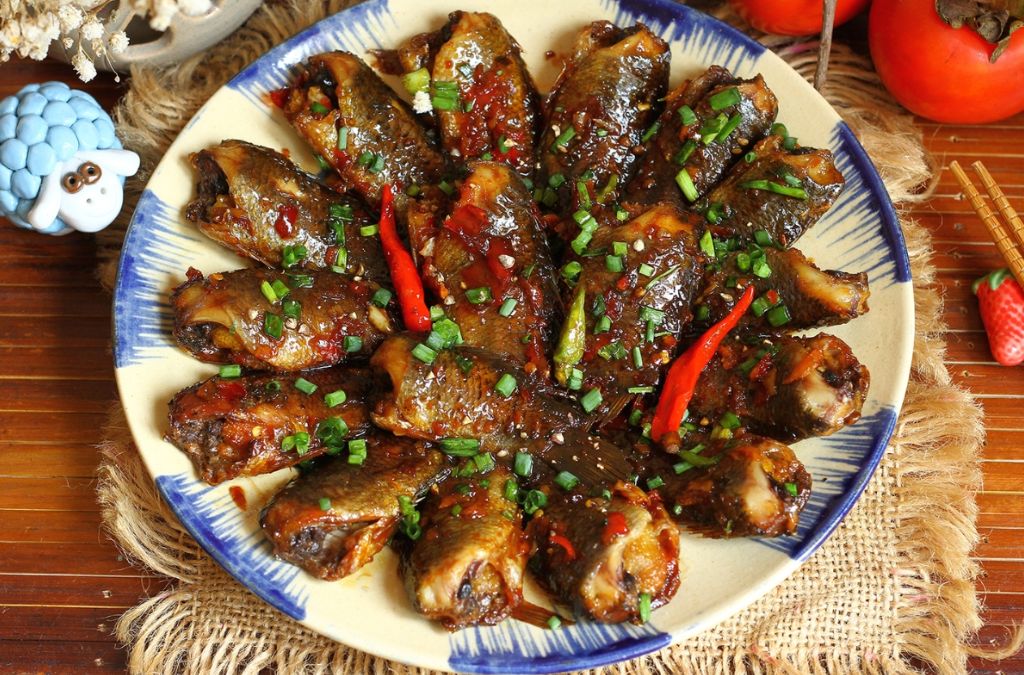 Cá rô Tổng Trường kho cùng hành và ớt