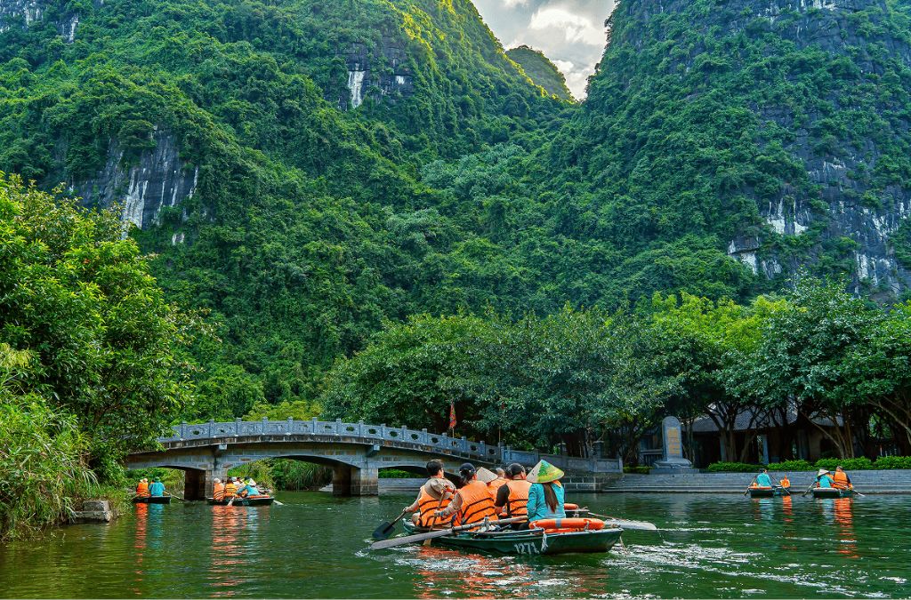 Thuyền tham quan Tràng An giữa núi đá vôi Ninh Bình