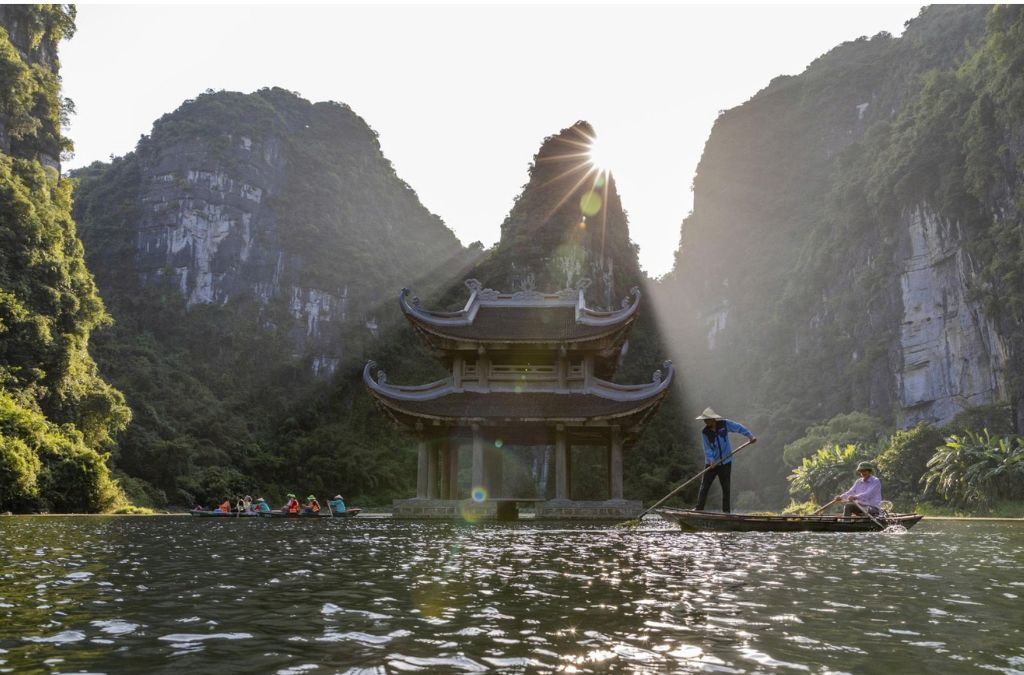 Ánh nắng chiếu qua núi đá tại Tràng An