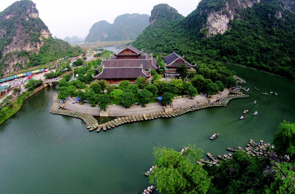 Toàn cảnh Đền Trình giữa sông núi Tràng An