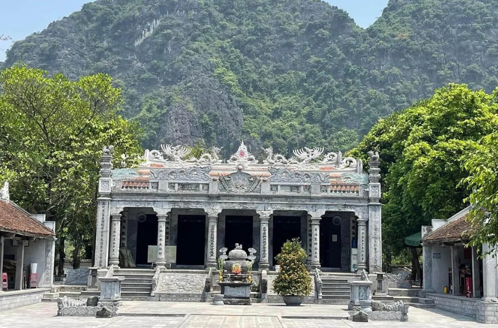 Đền Trần bằng đá giữa núi rừng Tràng An