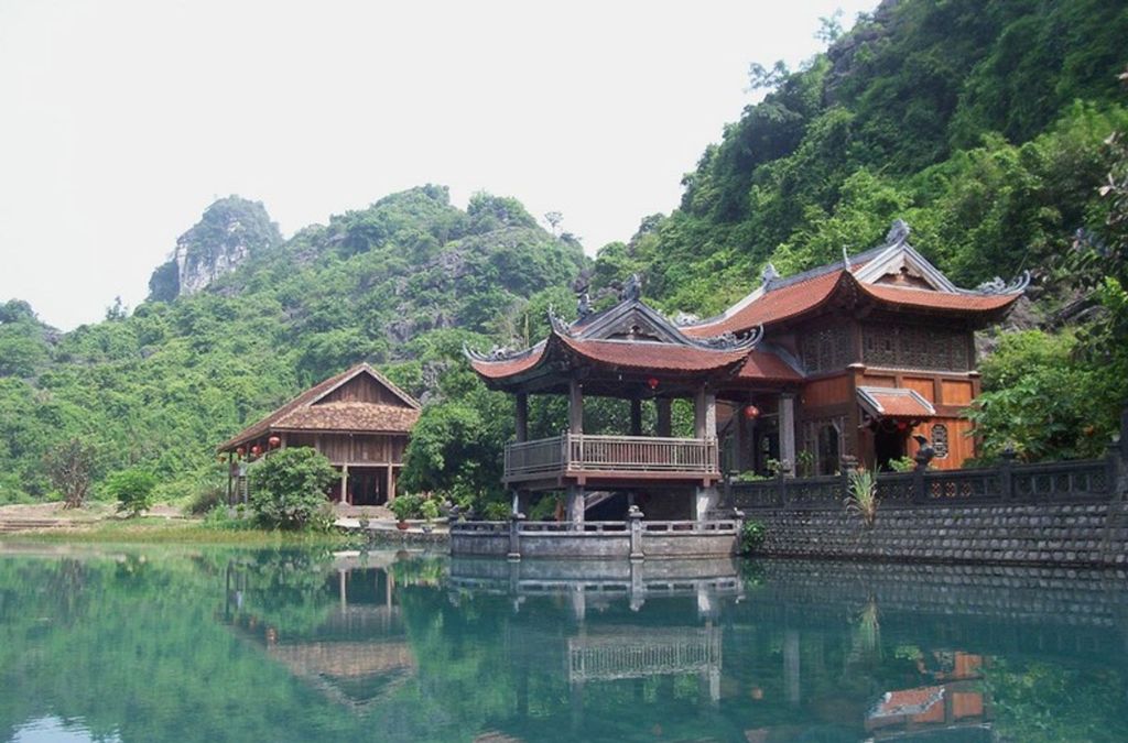 Phủ Khống bên dòng nước xanh tại Tràng An