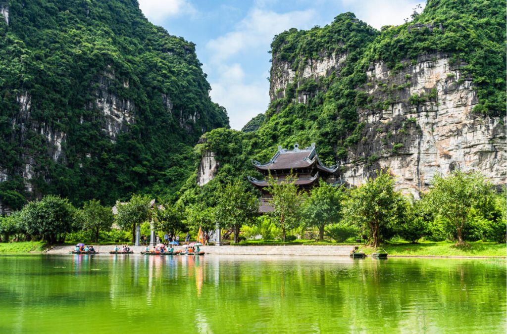 Hành Cung Vũ Lâm bên mặt nước Tràng An
