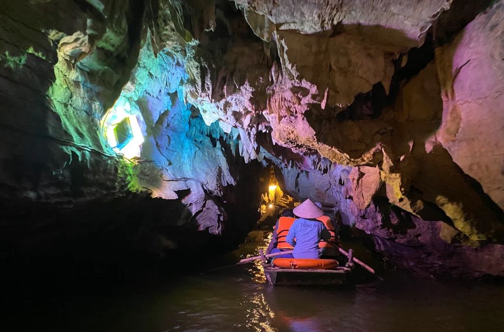 Thuyền đi qua Hang Đột tại Tràng An