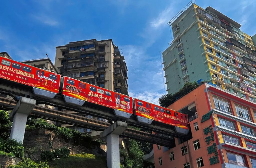 Tàu monorail Line 2 chạy qua khu nhà tại ga Liziba