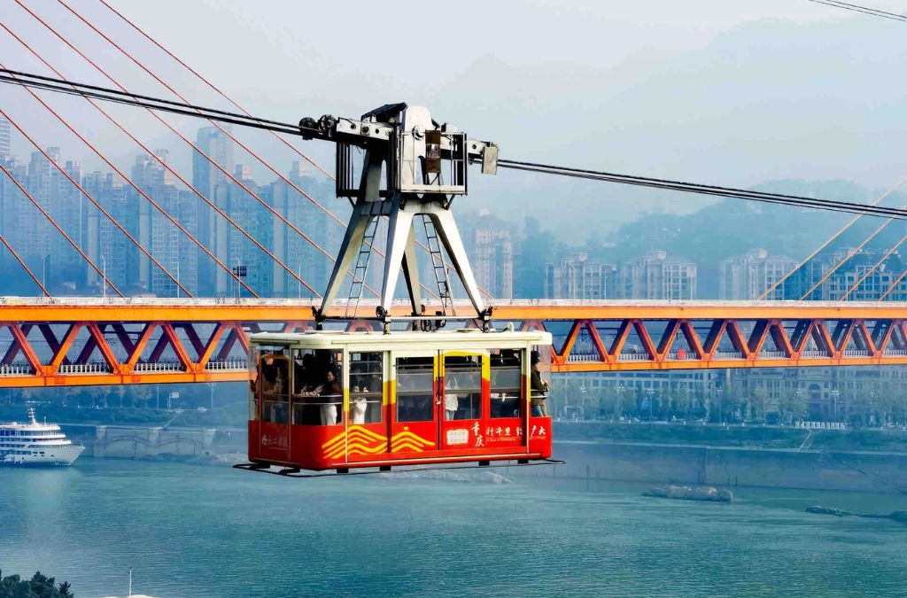 Cabin cáp treo màu đỏ băng qua sông Dương Tử tại Trùng Khánh