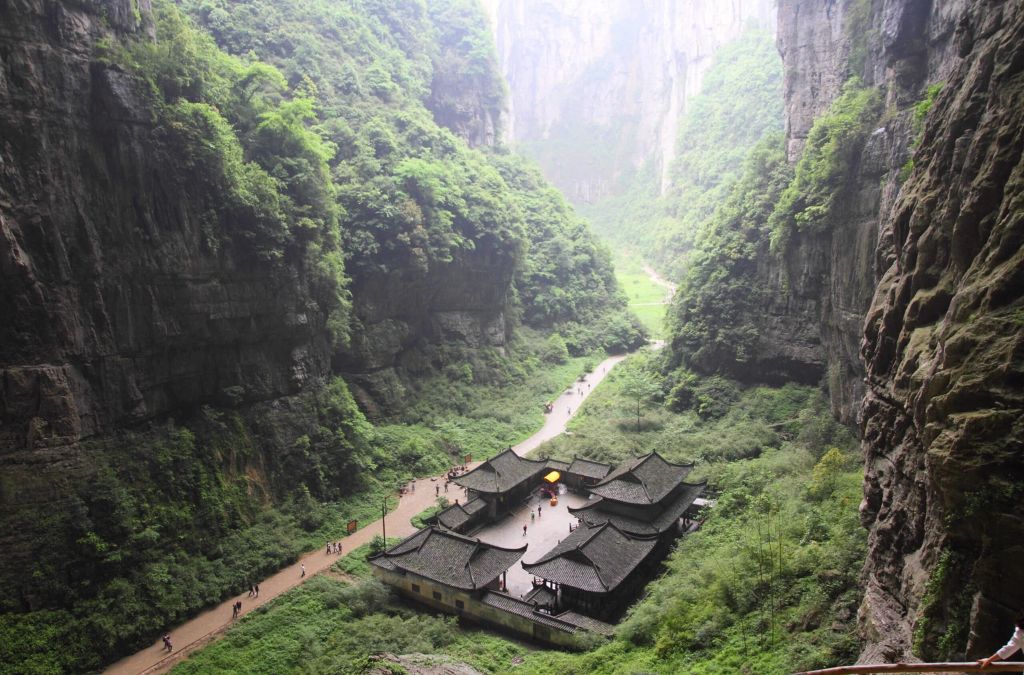 Cầu đá tự nhiên khổng lồ tại khu thắng cảnh Vũ Long Karst