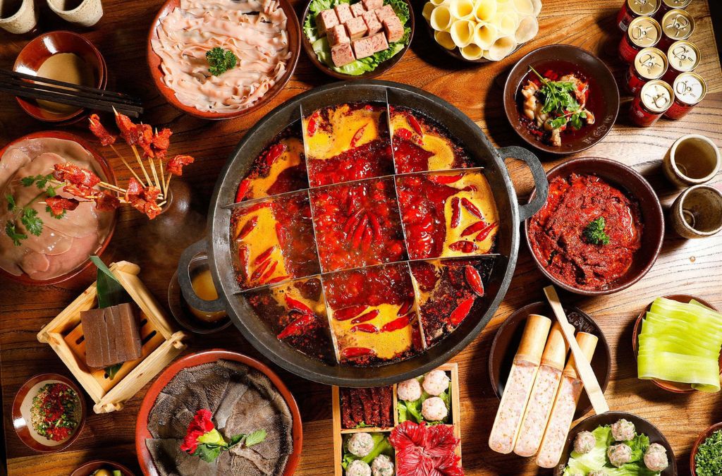 Nồi lẩu Trùng Khánh cay đỏ với nhiều món nhúng xung quanh