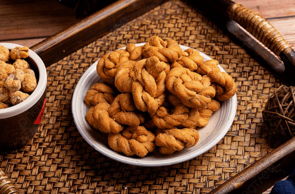 Bánh Mahua xoắn vàng giòn trên đĩa