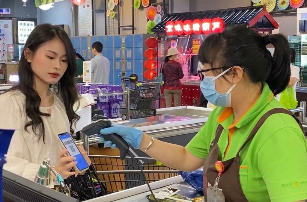 Khách thanh toán bằng điện thoại tại quầy thu ngân ở Trung Quốc