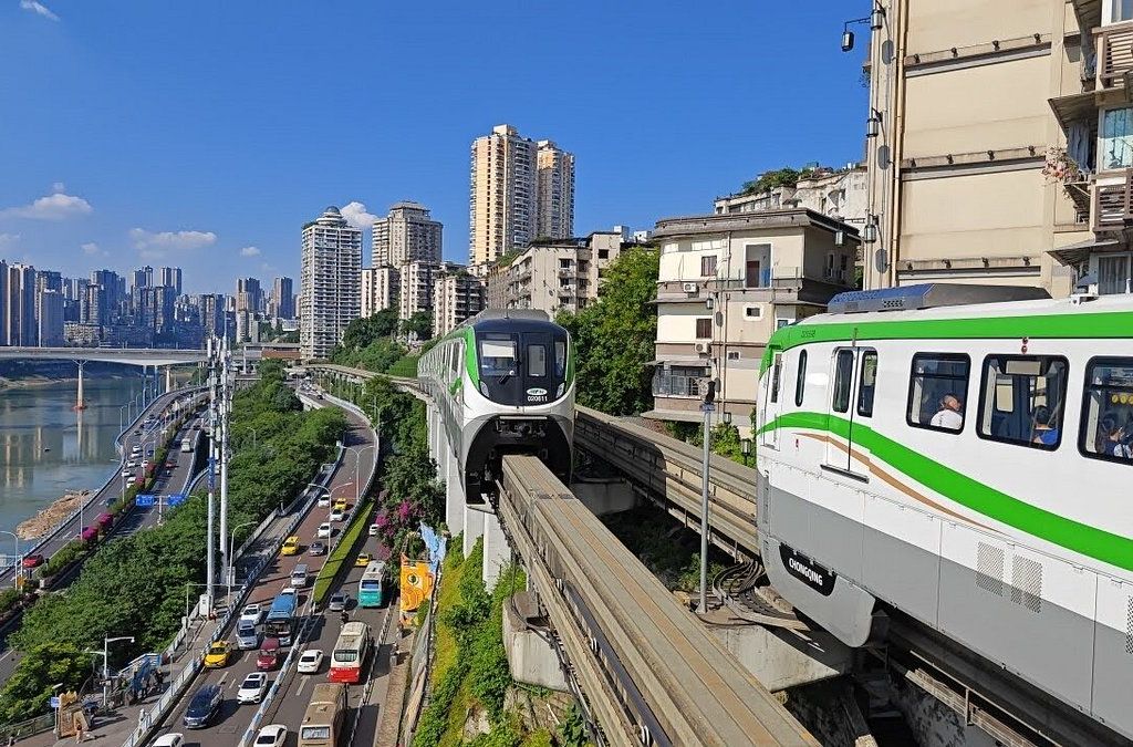 Tàu monorail chạy trên cao bên sông tại Trùng Khánh