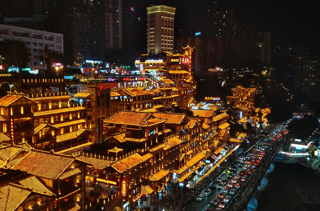 Hồng Nhai Động rực sáng bên sông vào ban đêm