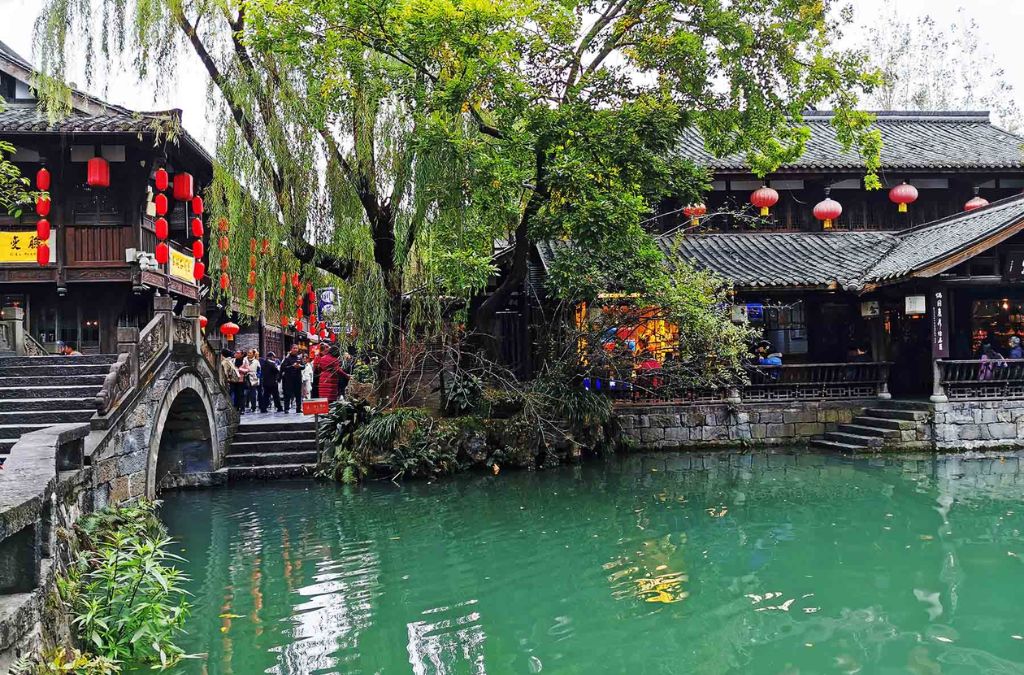 Phố cổ với cầu đá và nhà truyền thống tại Thành Đô