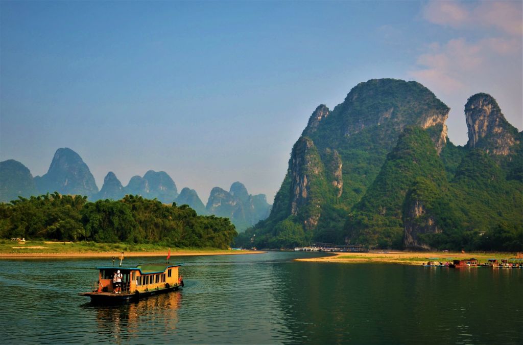 Thuyền trên sông giữa những dãy núi đá vôi tại Quế Lâm