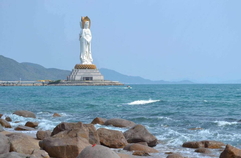 Tượng Quan Âm Nam Hải giữa biển tại Tam Á Hải Nam