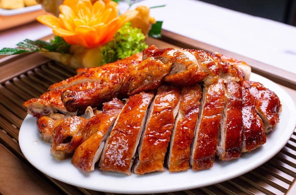 Vịt quay Bắc Kinh thái lát trên đĩa
