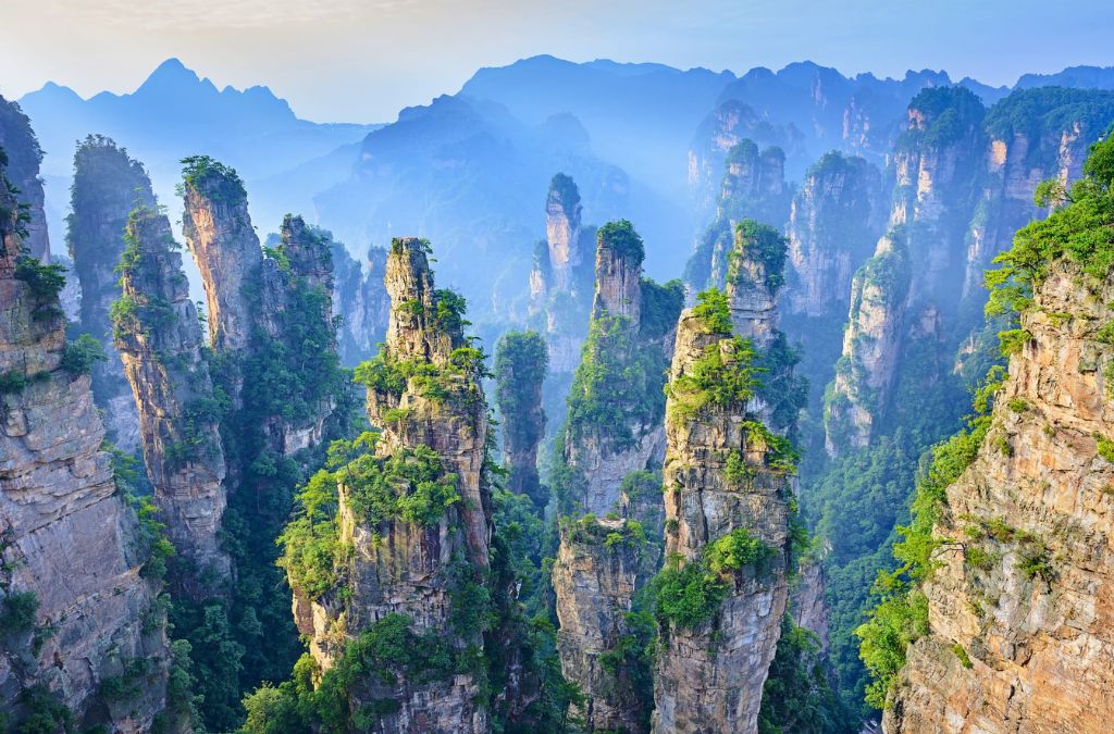 Những cột đá sa thạch dựng đứng tại Trương Gia Giới