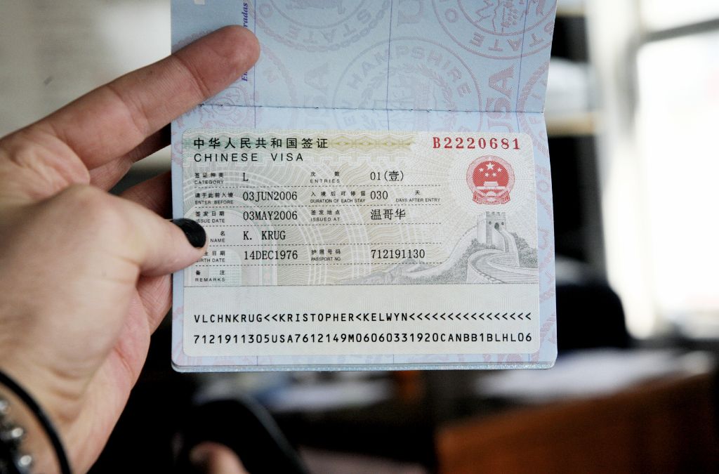 Visa Trung Quốc được cầm trên tay