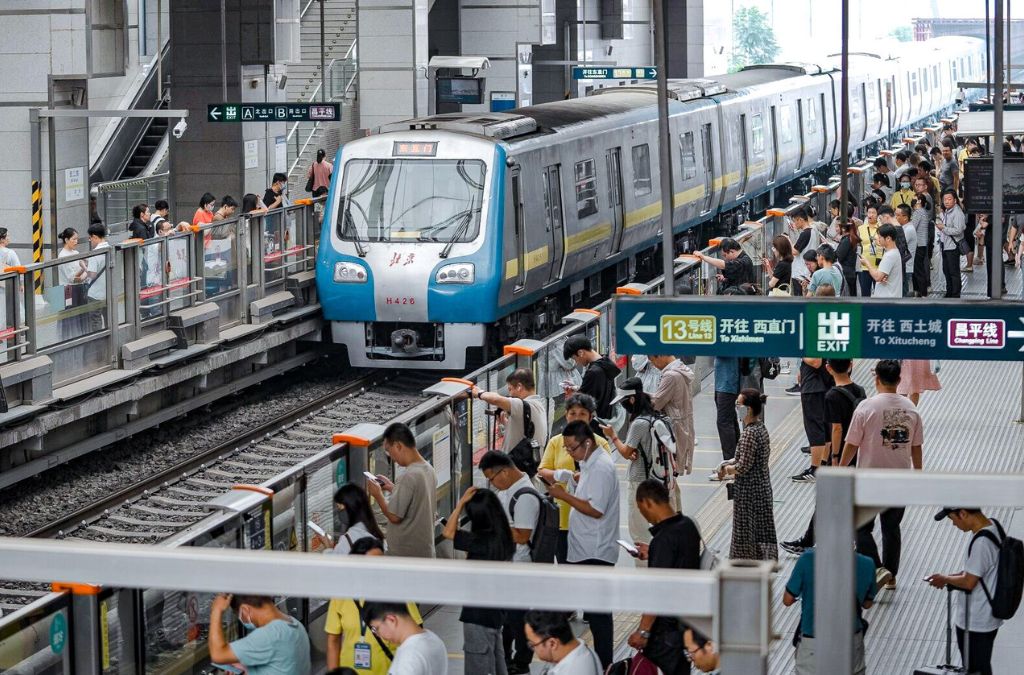 Tàu điện ngầm tại ga đông người ở Trung Quốc