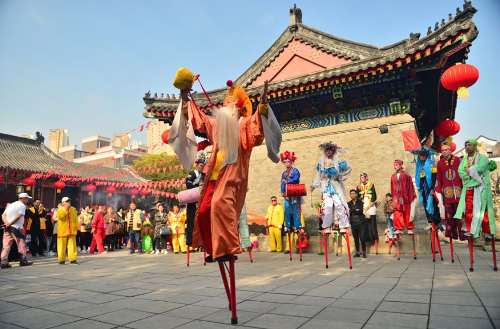 Biểu diễn đi cà kheo trong lễ hội truyền thống Trung Quốc