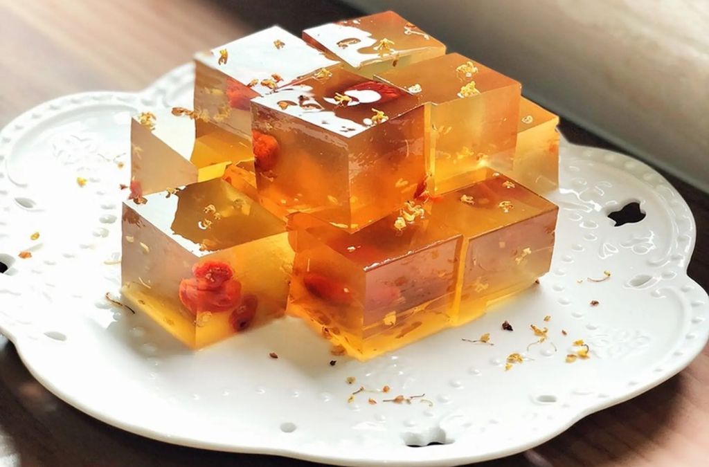 Bánh hoa quế trong suốt cắt thành từng miếng vuông