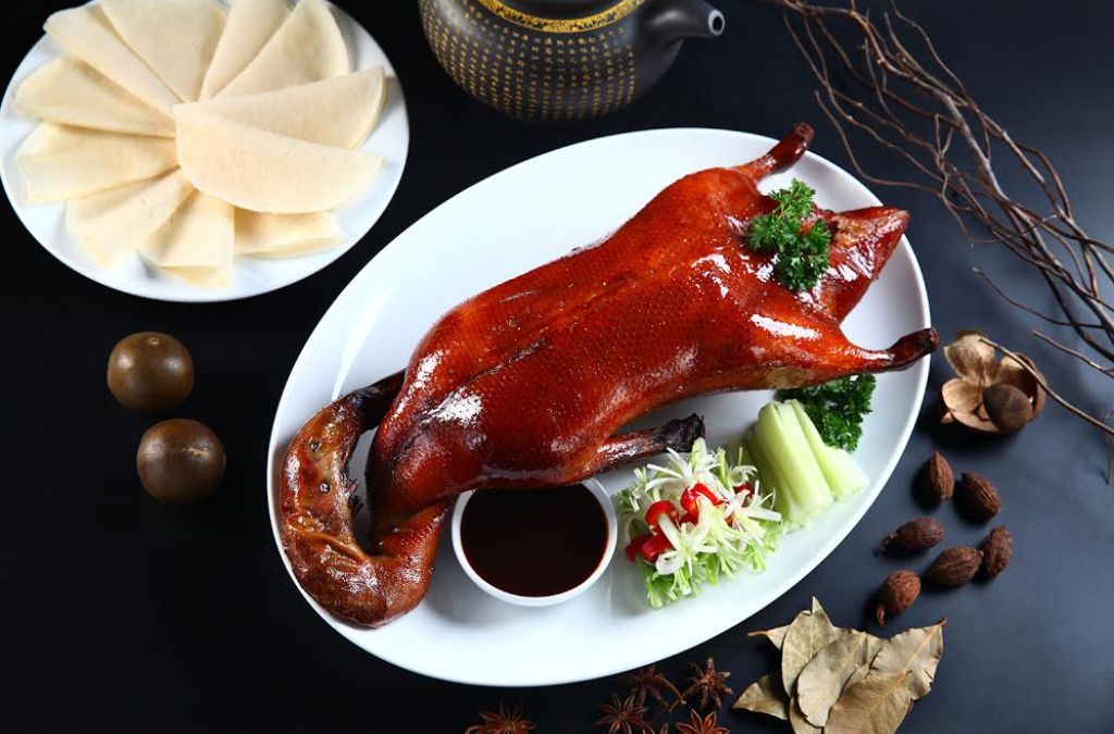 Vịt quay Bắc Kinh ăn cùng bánh cuốn và nước chấm