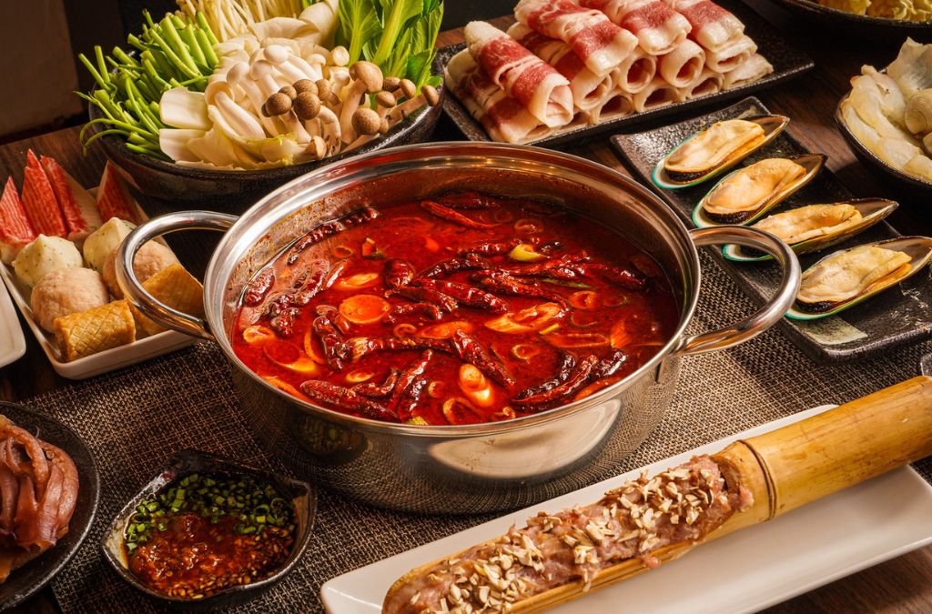 Nồi lẩu Tứ Xuyên cay đỏ với nhiều món nhúng