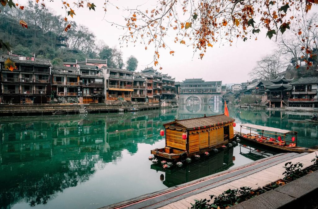 Phượng Hoàng Cổ Trấn bên dòng Đà Giang mùa thu