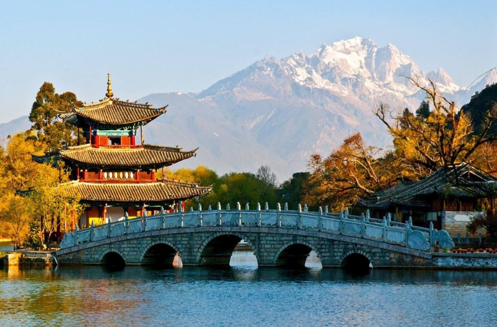 Lầu cổ bên hồ với núi tuyết Ngọc Long tại Lệ Giang