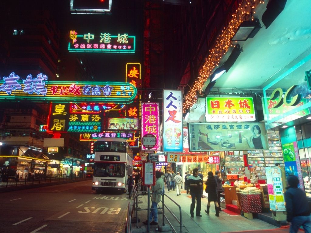 Khu mua sắm Nathan Road tại Tsim Sha Tsui vào ban ngày