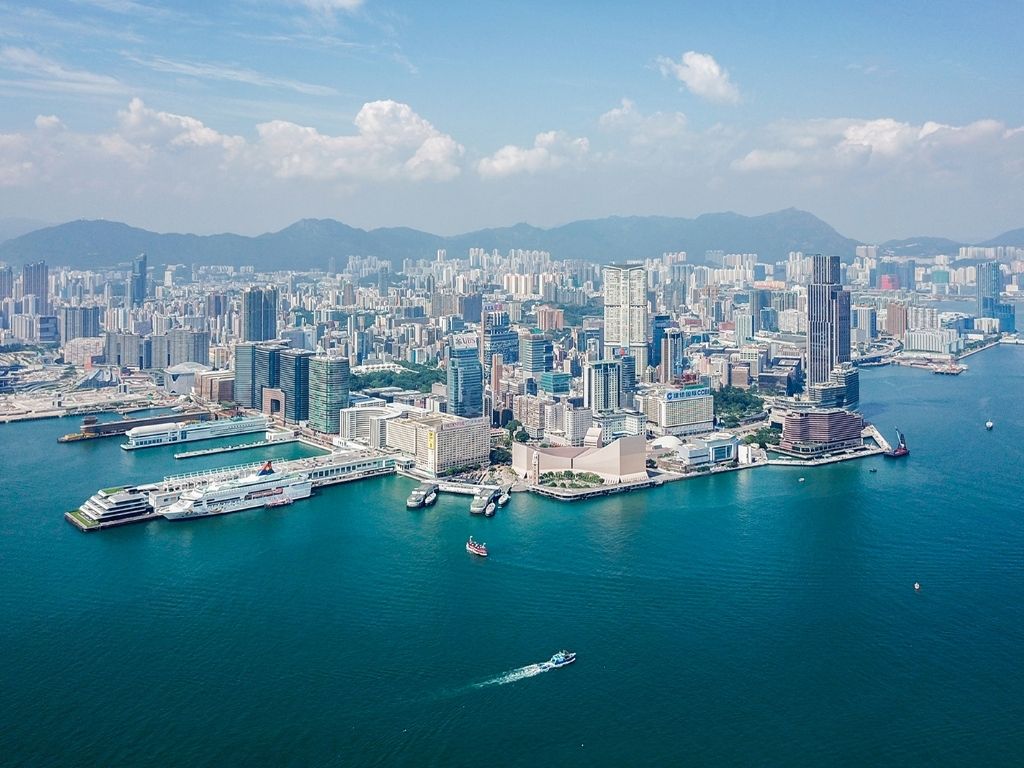Khu phố Tsim Sha Tsui nhộn nhịp với các tòa nhà hiện đại