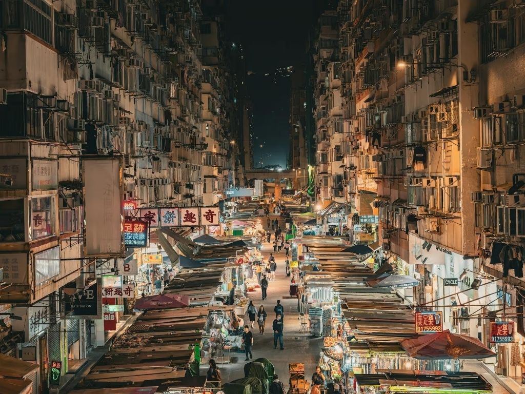 Chợ đêm Temple Street gần Tsim Sha Tsui với nhiều gian hàng ăn uống và mua sắm