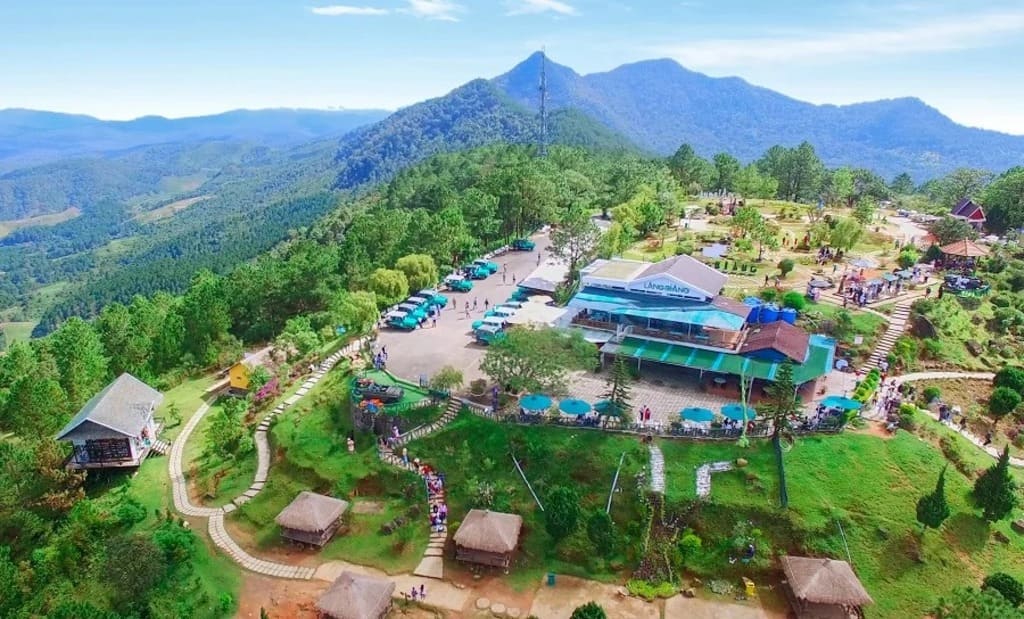 Toàn cảnh đỉnh núi Langbiang ở Đà Lạt