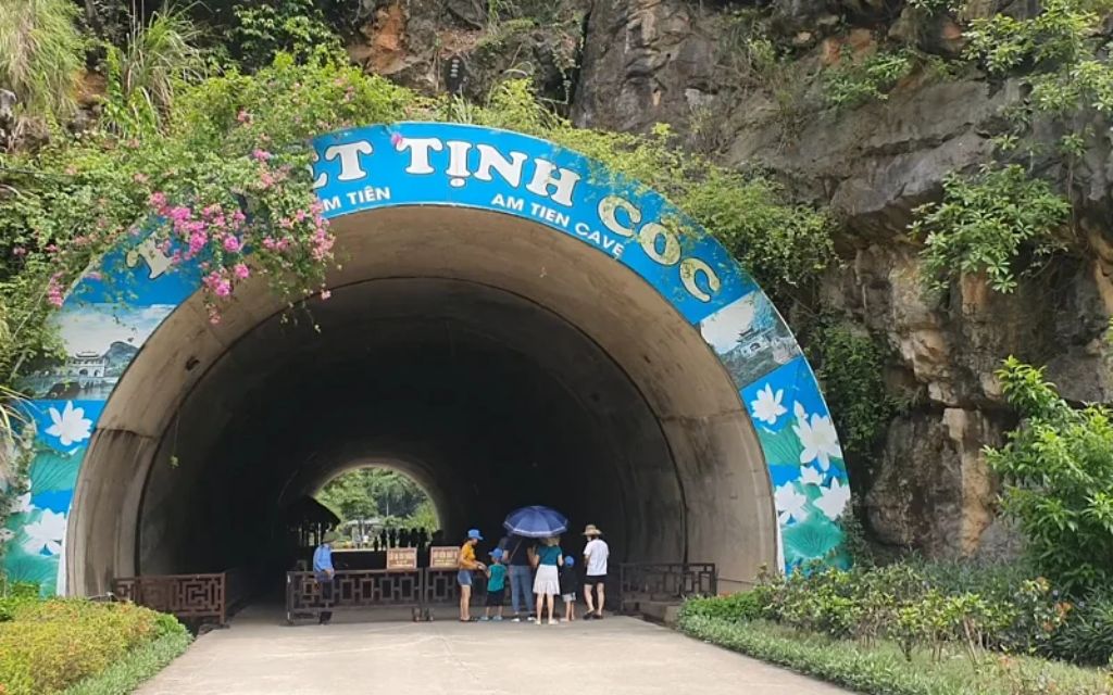 Đường hầm xuyên núi dẫn vào Động Am Tiên